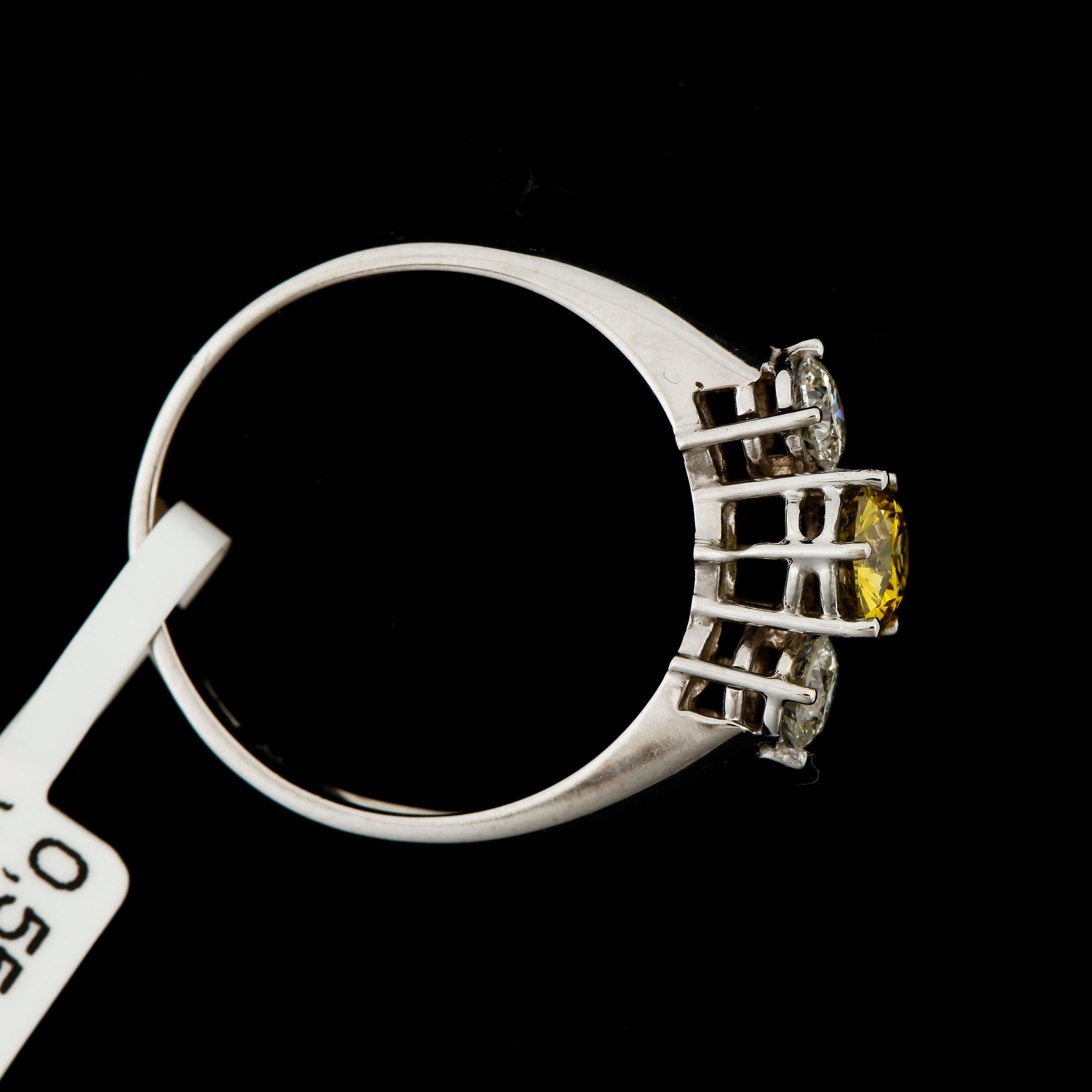RING, 18k vitguld med briljantslipade diamanter, mittsten gul diamant ca0,55ct och två st tot ca0,41ct. Vikt 3,8g.