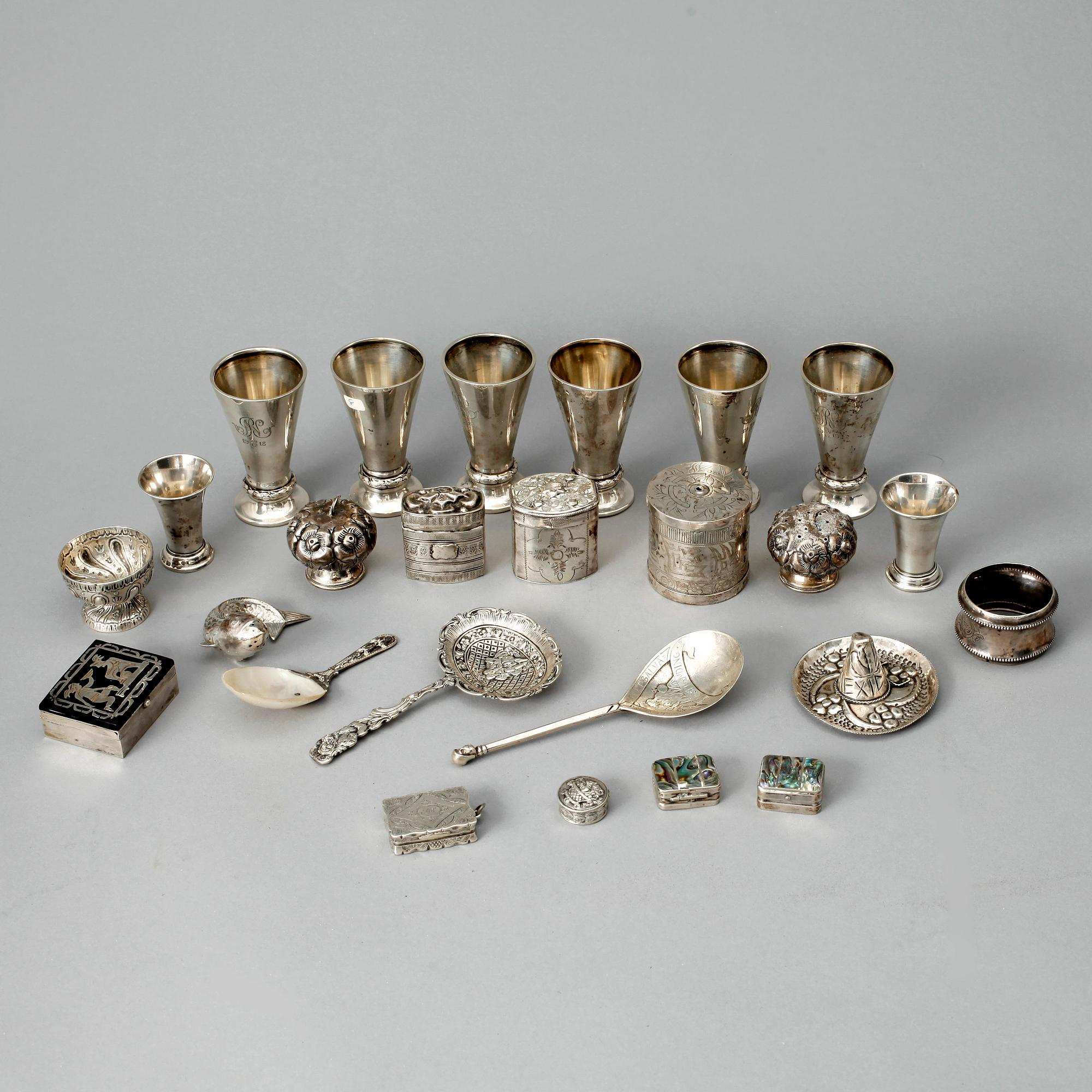 SAMLING SILVERFÖREMÅL, 25 delar, olika tillverkare, Europa, Centralamerika 1800-1900-tal. Tot ca 640 gram.
