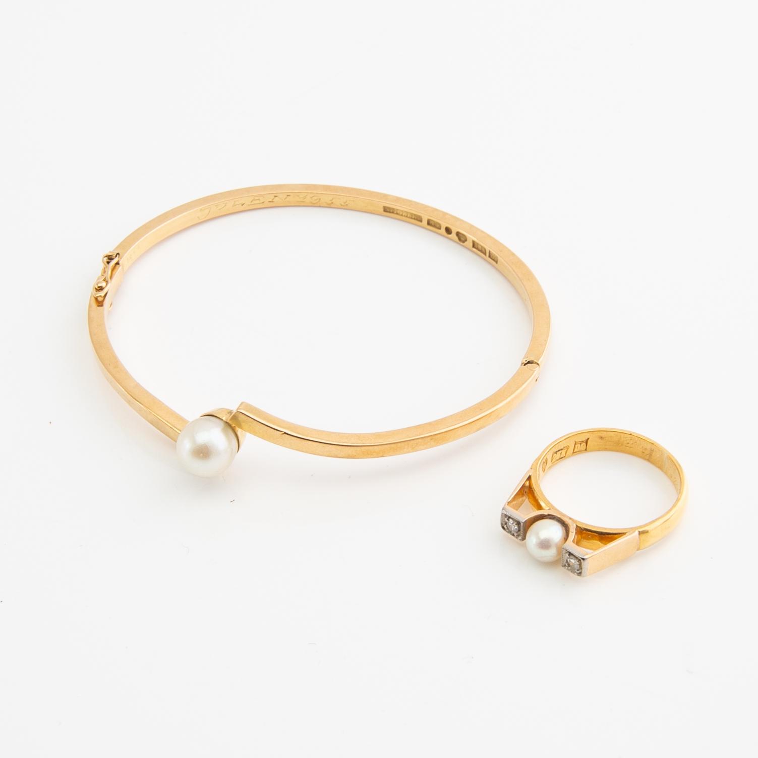 Bracelet and ring, 18k gold with pearls and brilliant-cut diamonds.
