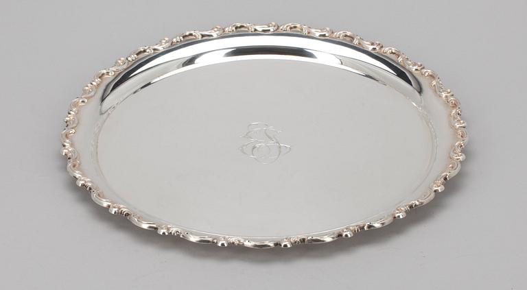 BRICKA, silver, Auran Kultaseppä, Åbo 1950. Vikt ca 666 g.