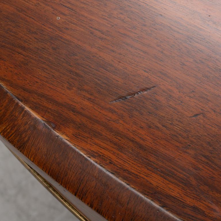 A dining table, 19th century.