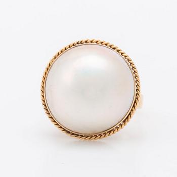 Ring and earrings 18K gold with mabé pearls approx 20 mm, ring size approx 52.