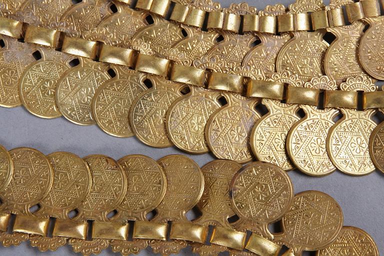 GARDINHÅLLARE samt GARDINOMTAG, ett par. 1800-tal.