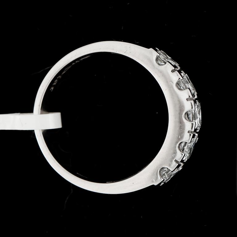RING, 18k vitguld med briljantslipade diamanter tot ca1,35ct. Vikt 5,9g.