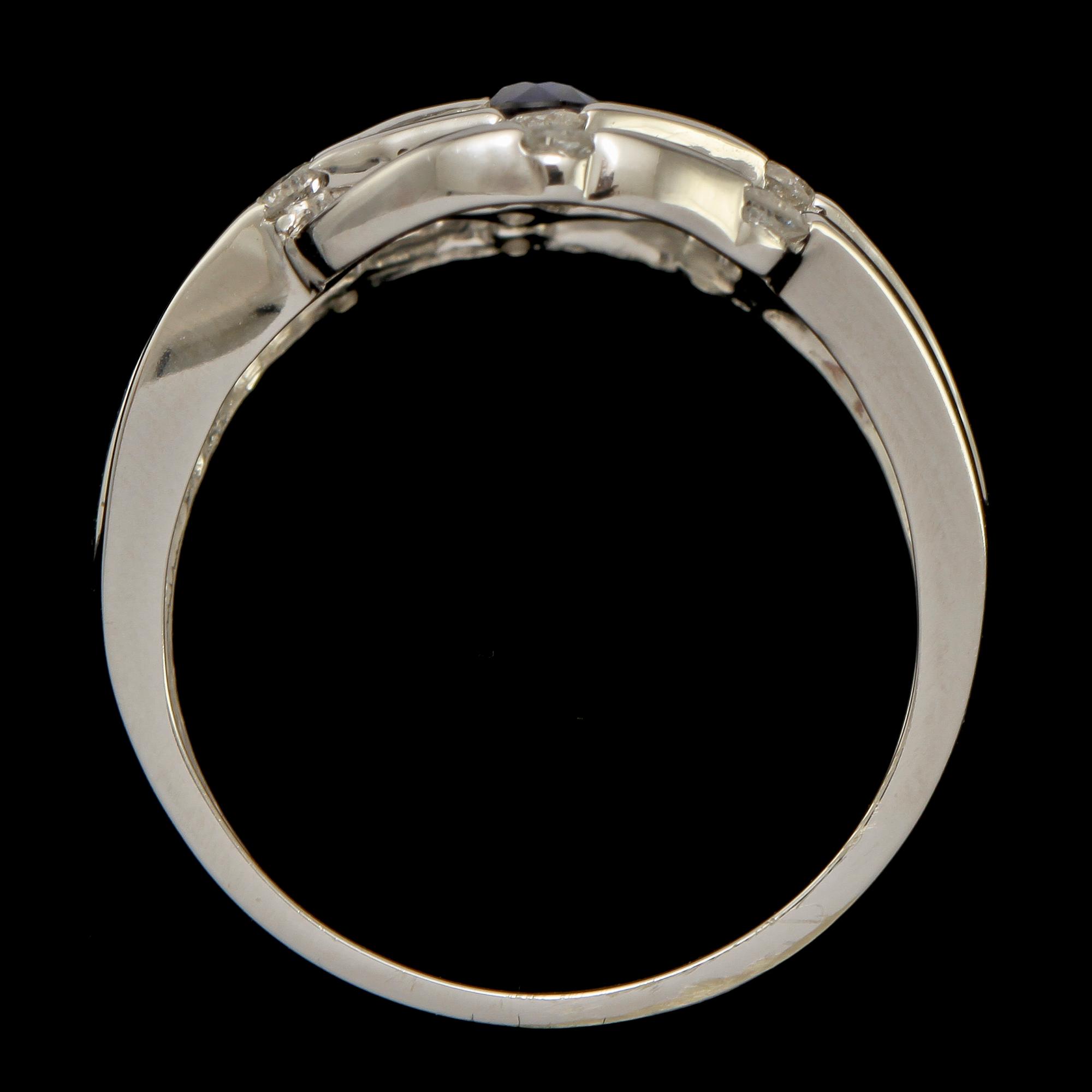RING, 14k vitguld med fasettslipad blå safir samt 10 små briljantslipade diamanter, 2000-tal. Vikt 3 g.