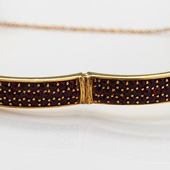 A gilded silver bracelet with garnets. Import marked Hugo Grün, Helsinki 1974.