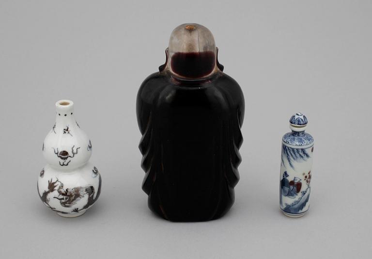 SNUSFLASKOR samt MINIATYRVAS, glas och porslin, Kina, 1900-tal.