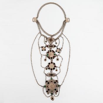 Dräkt/brudsmycke. Silver med mynt.