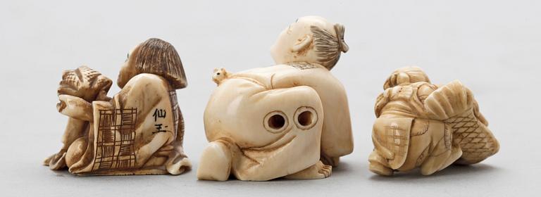 NETSUKE, 3 st, ben, Japan, sannolikt Meiji (1867-1911).