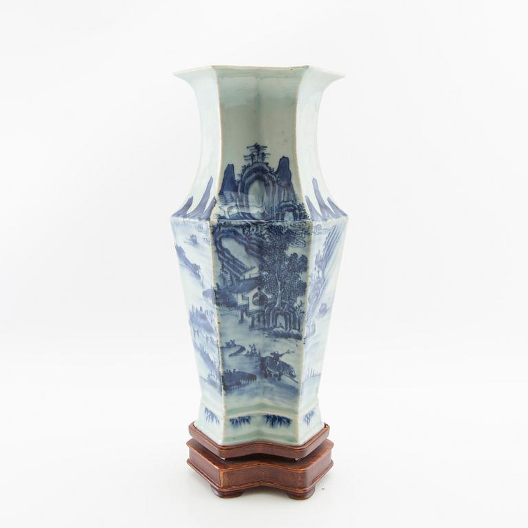 Vase, China late Qing porcelain.