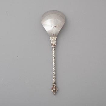 A Polish late 16th / early 17th century silver spoon, mark of Lazarus Mesenhammer, Breslau (1579-1614).