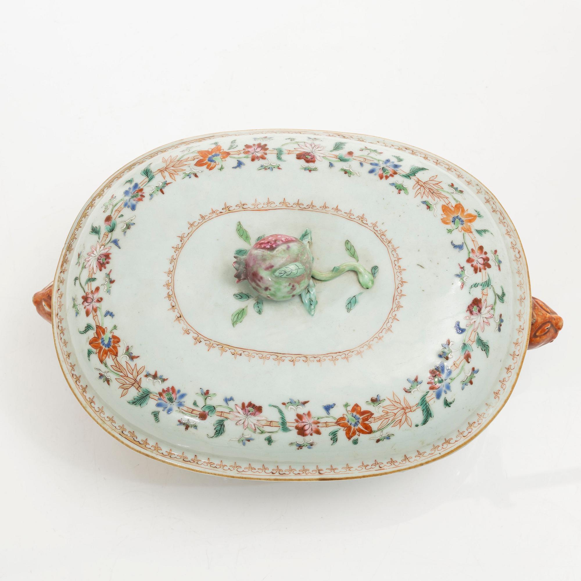 Terrin med lock, kompaniporslin. Qing dynastin, Qianlong (1736-95).