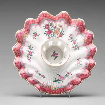 635. A famille rose trembleuse, Qing dynasty, Qianlong (1736-95).