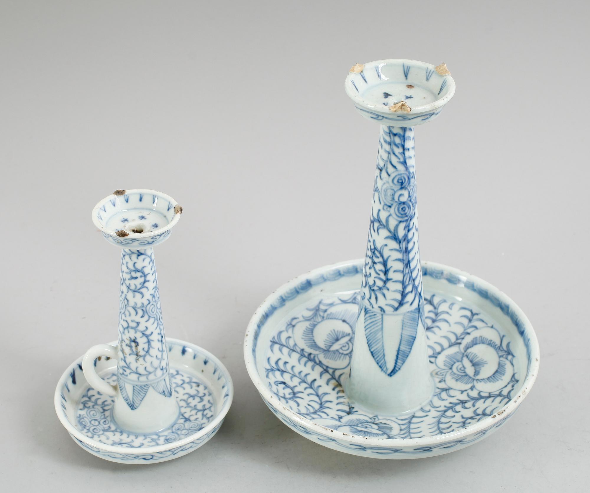 RÖKELSESTÄLL, 2 st, porslin, Kina, 1800-tal.