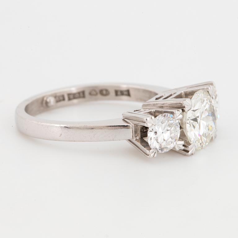 RING, trestensring 18K vitguld med briljant ca 1,55 ct samt 2 briljanter totalt ca 0,90 ct. K. Torndals.