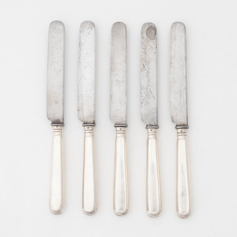 Karl Fabergé, five silver knives, with original steel blades, Moscow circa 1900.