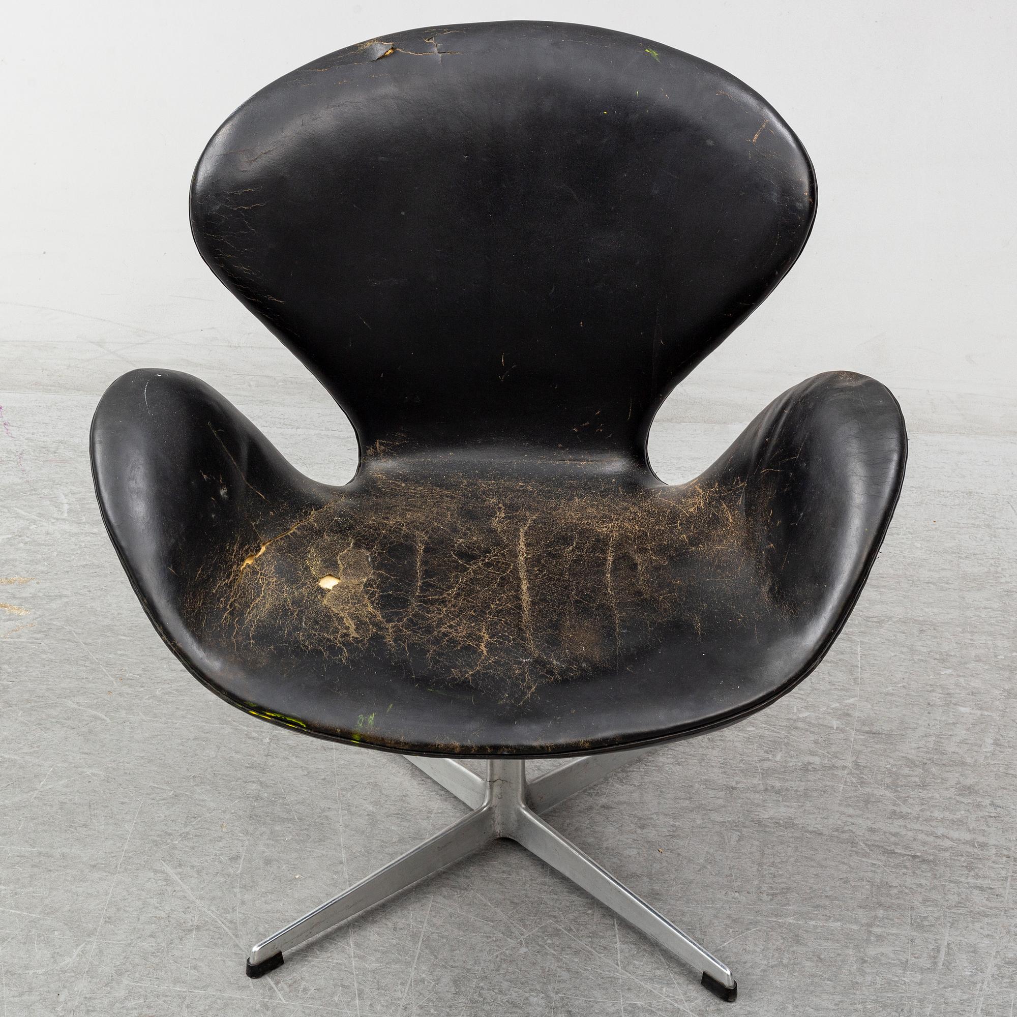 ARNE JACOBSEN, A 'Swan' chair for Fritz Hansen, Denmark.