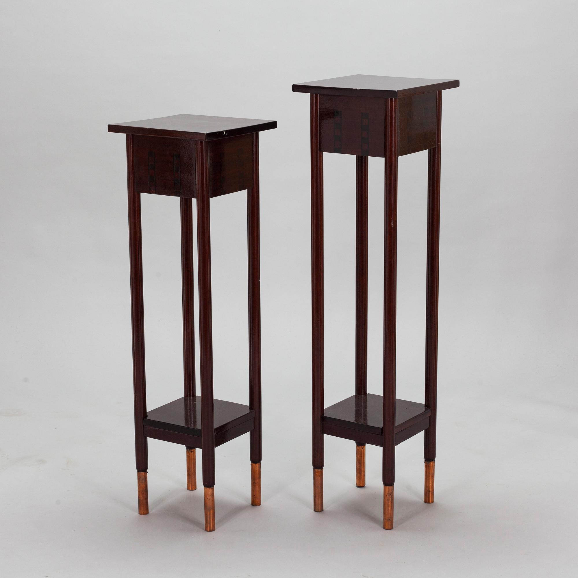 Bernhard Häkli, An oval table and two flower pedestals, Vihdin Puuseppäin Huonekaluliike 1911.