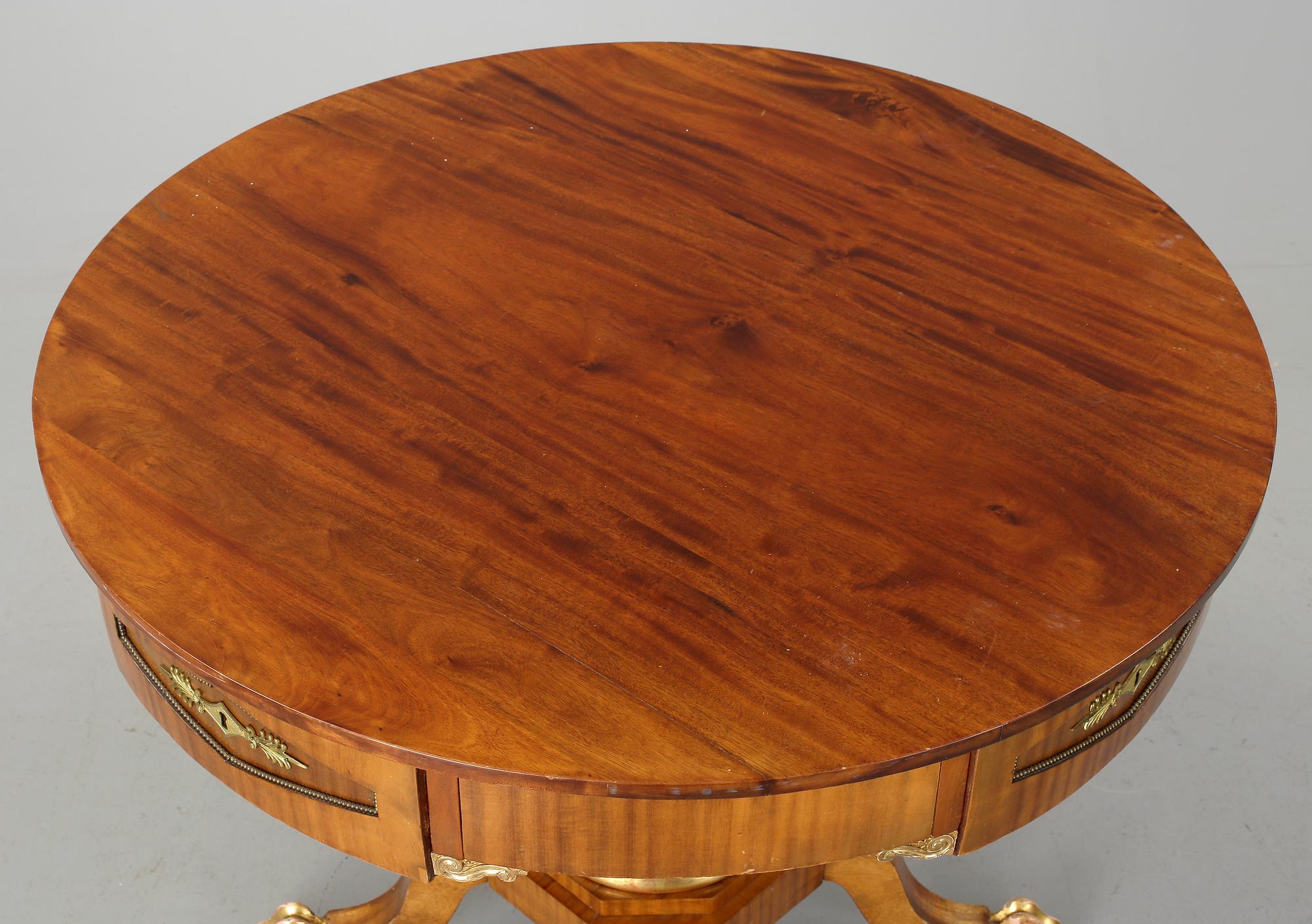 BORD. Empirestil, 1900-talets början.