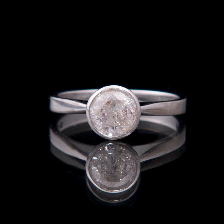 RING, 18K vitguld, ANA Stockholm, briljantslipad diamant 1,25 ct. Vikt 3,8 g.