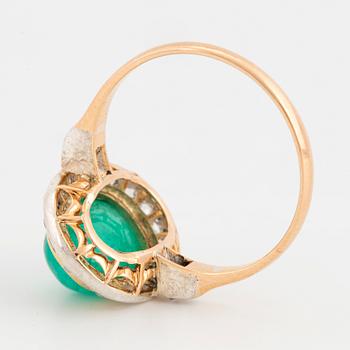 RING, med cabochonslipad smaragd och rosenstenar.