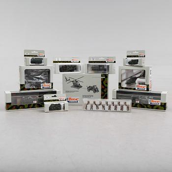 SAMLING MODELLER, 109 delar, "Minitanks", Roco, Österrike.