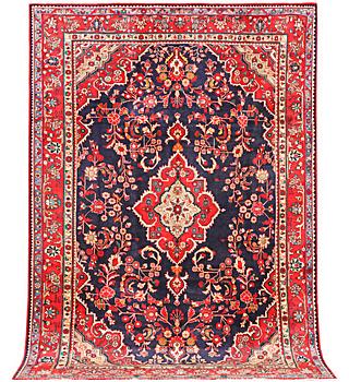 A Hamadan carpet, a. 320 x 217 cm.