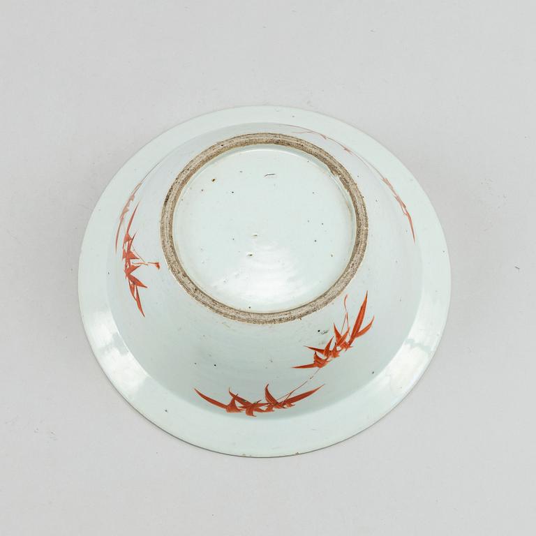 A famille rose basin, Qing dynasty, circa 1900.