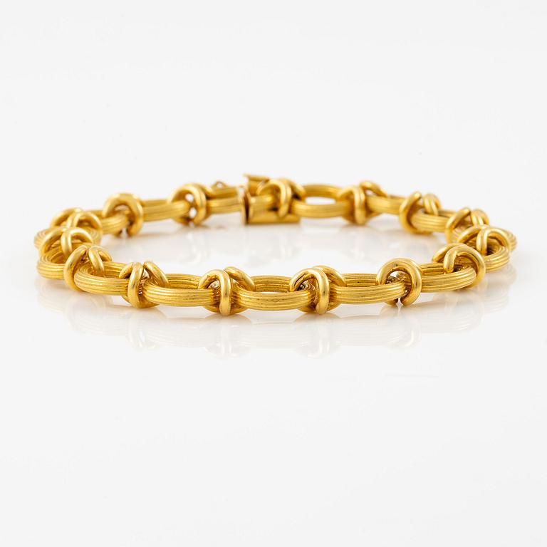 A bracelet in 18K gold.