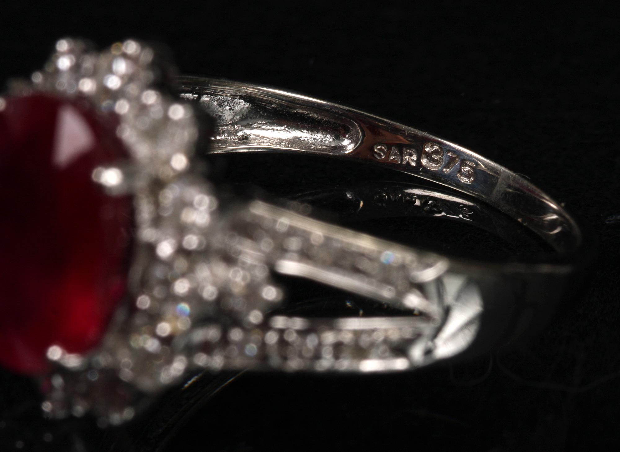 RING, 9 k vitguld, rubin med briljanter tot ca 0,70 ct.