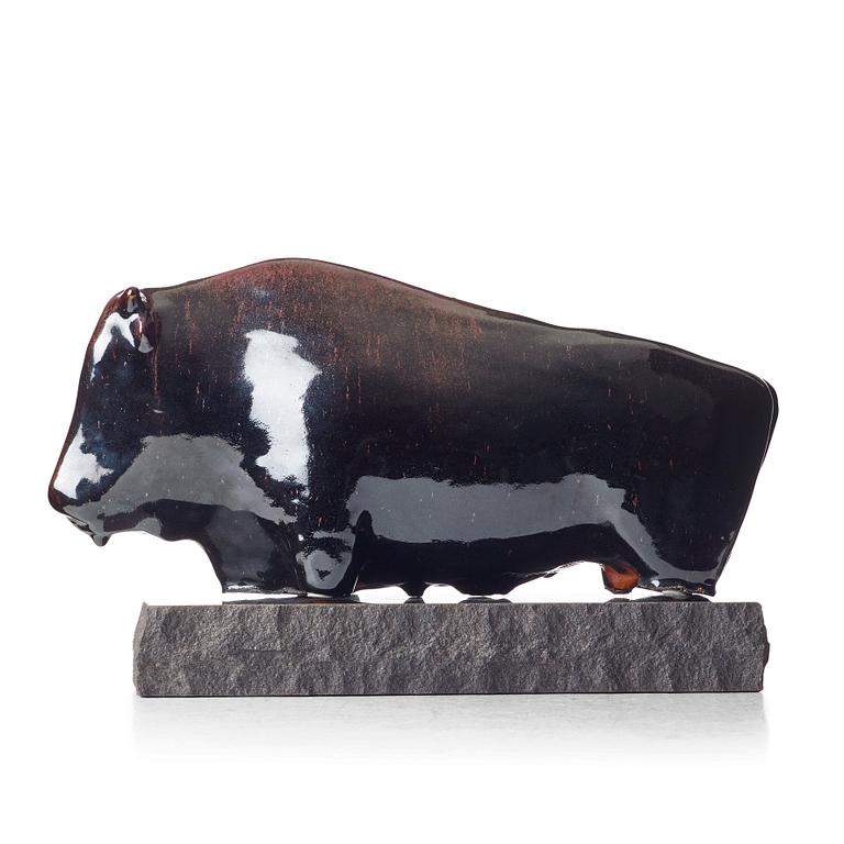 Ulla & Gustav Kraitz, a stoneware sculpture of a bull, Fogdarp, Förslöv, Sweden.