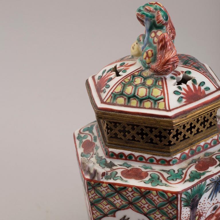 Two Japanese vases, bronze and porcelain, 20th century.