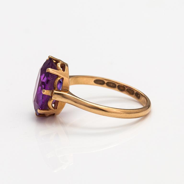 A 14K gold and synthetic sapphire ring. Westerback, Helsinki 1957.