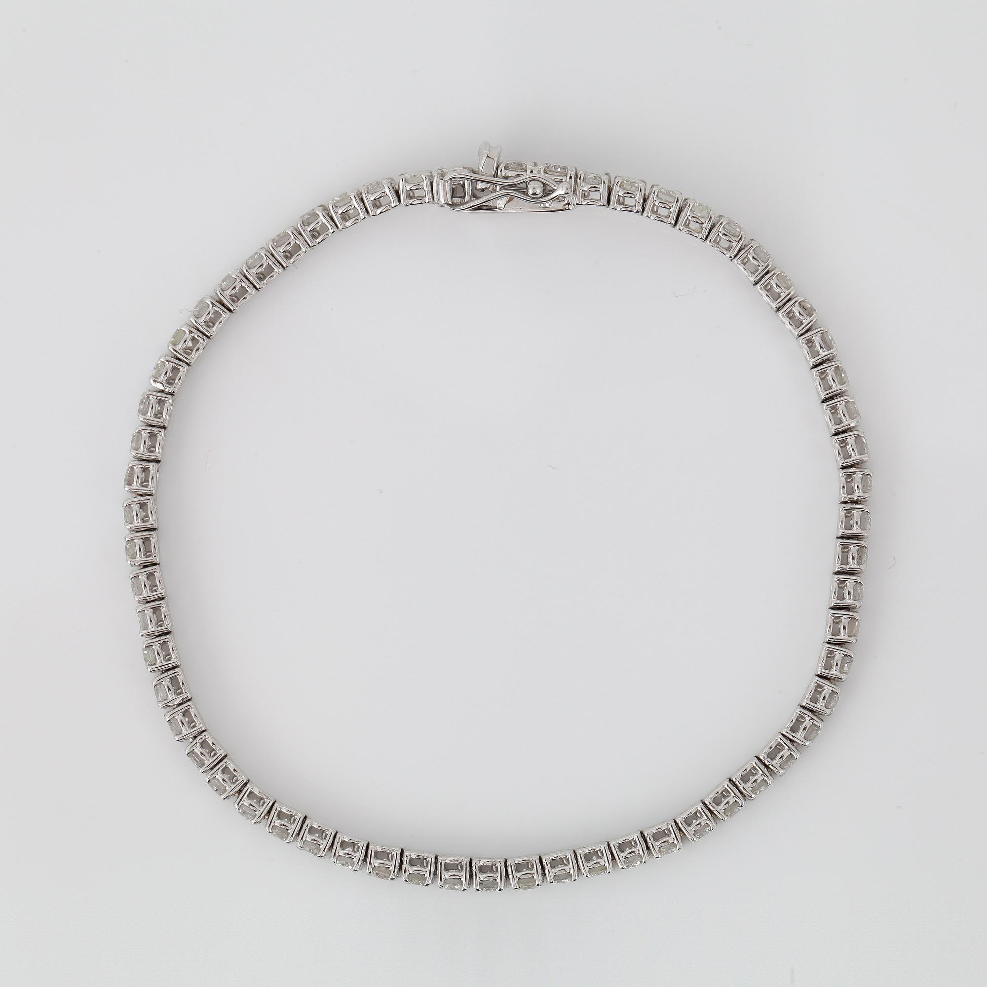 ARMBAND, ett riviére med 62 briljanter, totalt ca 4ct.