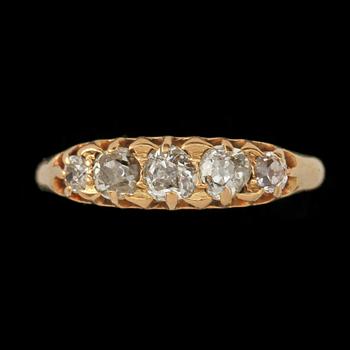 RING, 18k guld med 5 gammalslipade diamanter, 1900-talets första hälft. Vikt 2 g.