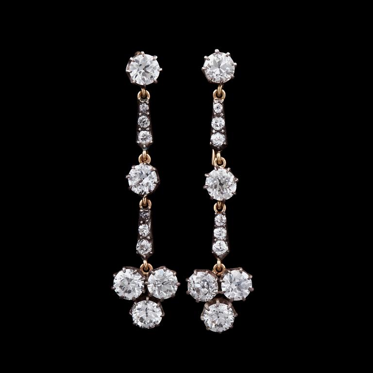 A pair of brilliant cut diamond earrings, tot 3.30 cts.