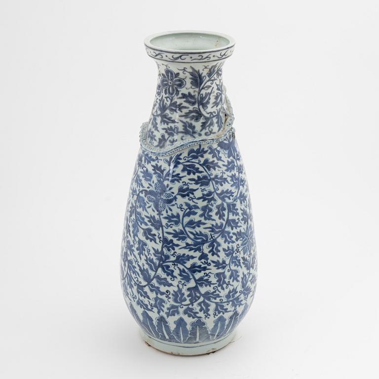 A blue and white Chinese vase. Late Qing dynasty.