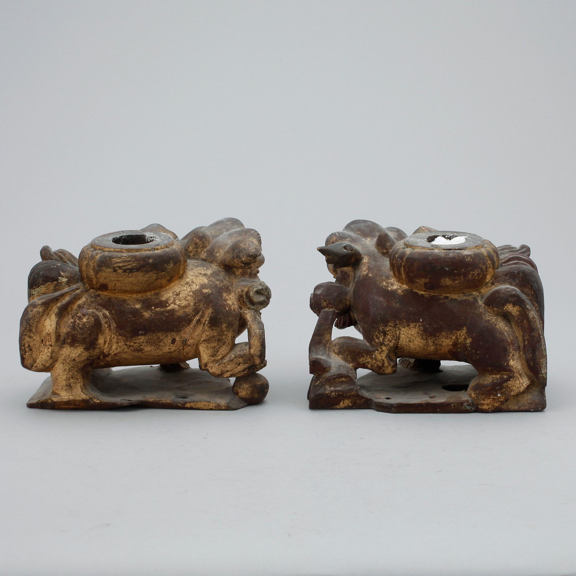 LJUSSTAKAR, ett par. Trä. Orientaliska. 1900-tal.