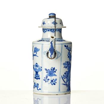 A blue and white tea pot with cover, Qing dynasty, Kangxi (1662-1722).