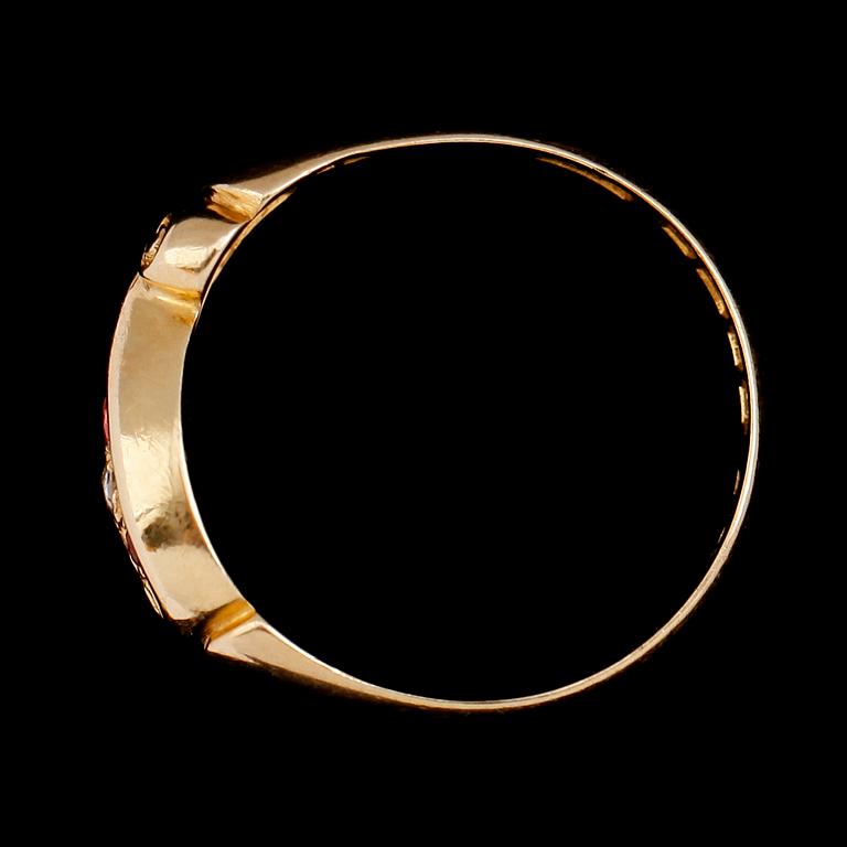RING, 18 k guld, med 3 rubiner samt rosenstenar, England, omkring år 1900. Vikt ca 3 gram.