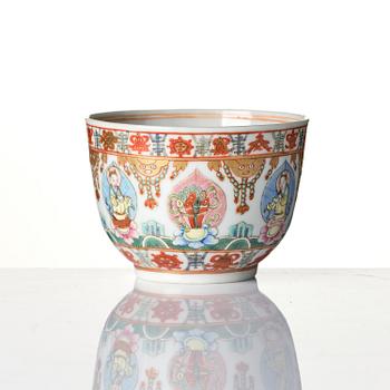 A 'barragon tumed' famille rose cup, Qing dynasty, 19th century.