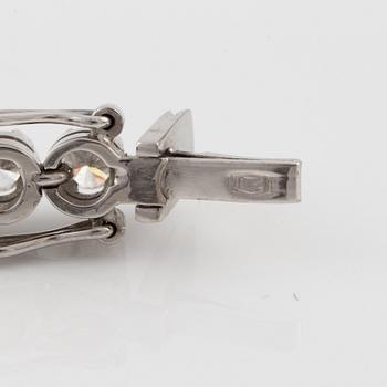 Tennis bracelet in white gold with brilliant-cut diamonds.