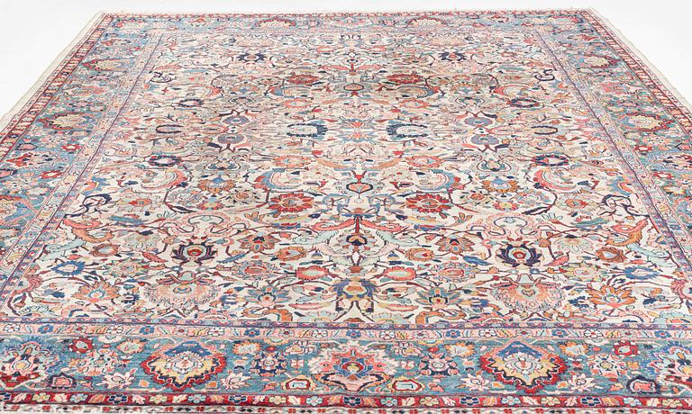 A semi-antique Sarouk carpet, ca 404 x 305 cm.