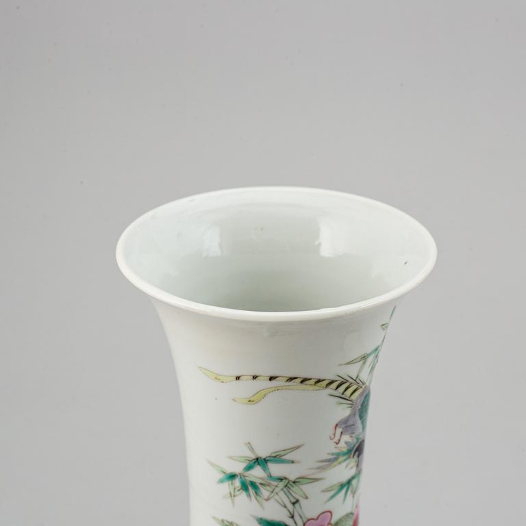 A pair of famille rose vases, Qing dynasty, 19th Century.