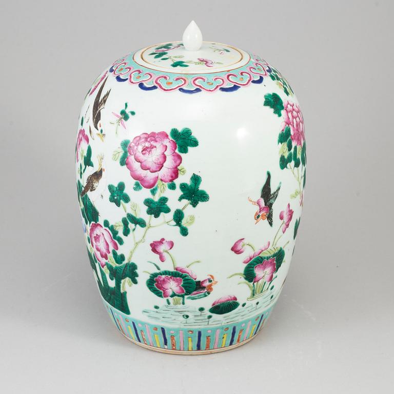 A famille rose jar with cover, Qing dynasty, late 19th century.