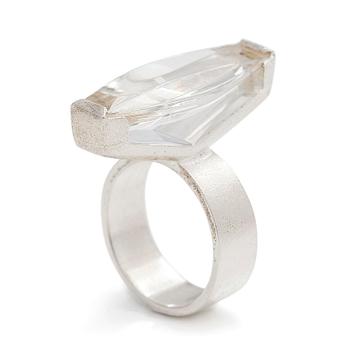 Björn Weckström, sormus, "Luminoso", viistehiottu vuorikristalli, hopeaa.