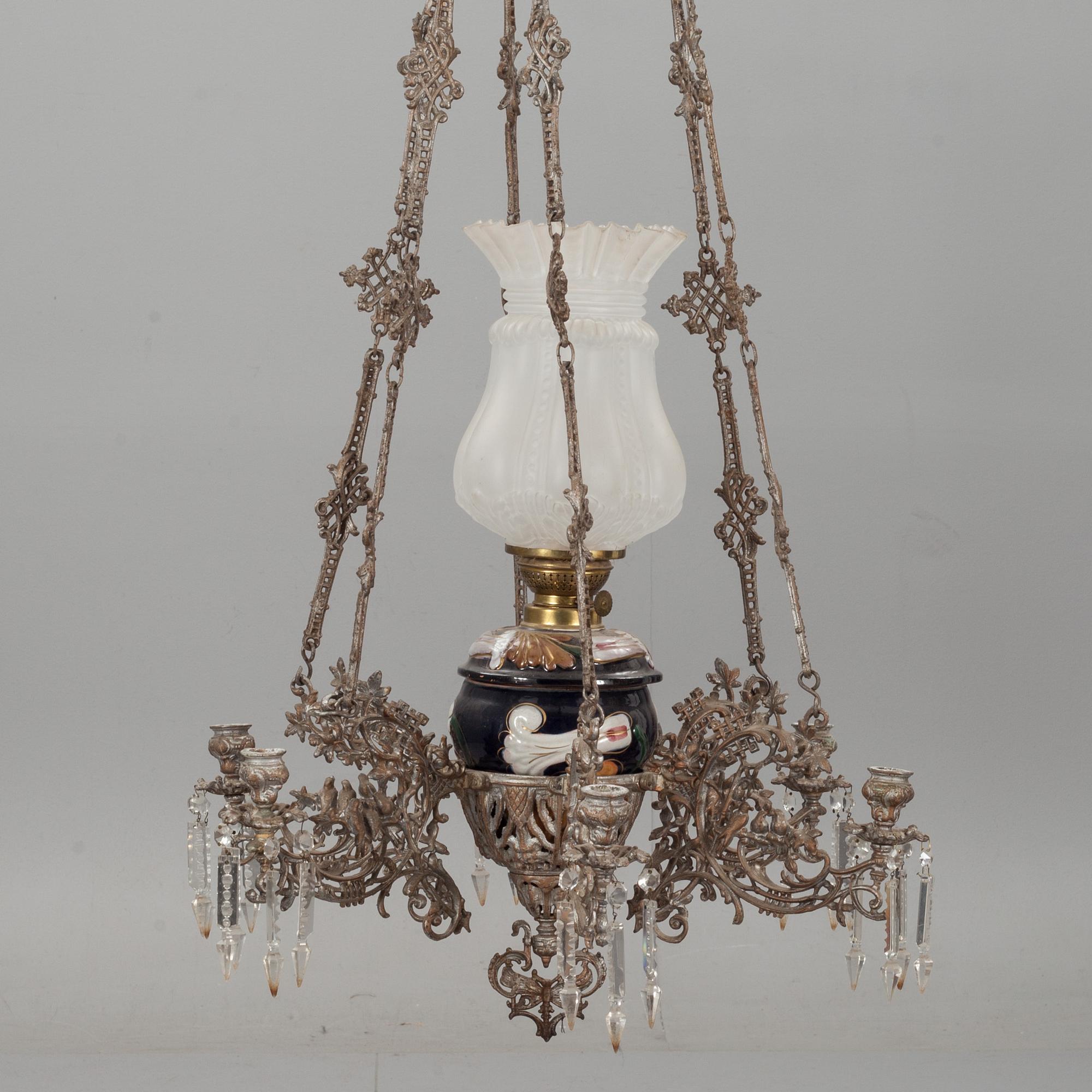 TAKFOTOGENLAMPA, majolika. Sekelskiftet 1900.