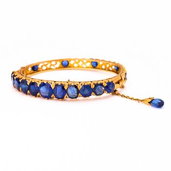 A 18K gold bracelet with sapphires, early 20th century.