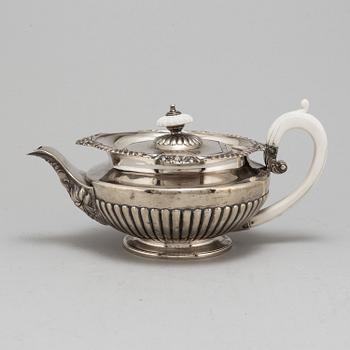 A silver teapot, William Eley & William Fearn, London 1823, 742 gram.