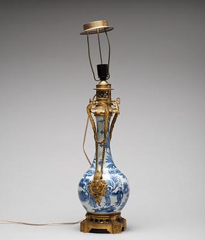 A blue and white Transitional vase, 17th Century.